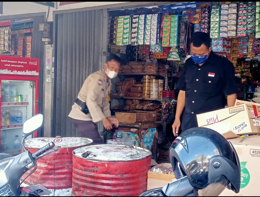 CEK KETERSEDIAAN MINYAK GORENG, BHABINKAMTIBMAS POLSEK CILACAP TENGAH SAMBANGI PASAR , Selasa (14/06/2022).