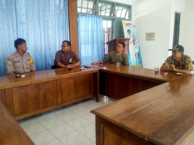 Polresta Cilacap Gelar Penyuluhan dan Bagikan Stiker Anti Premanisme